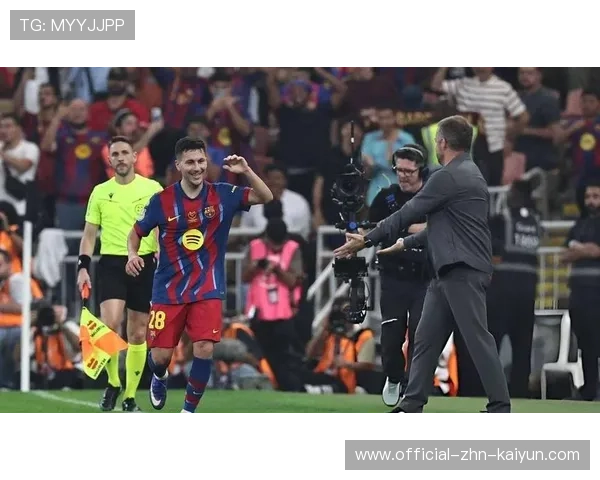 巴萨前场连续进攻，拉菲尼亚迅速插上射门得分